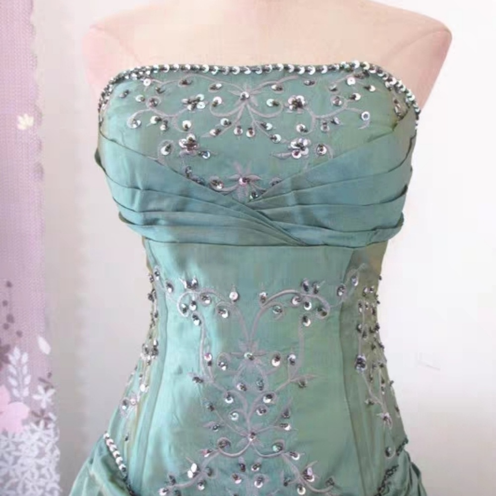 Prom dress - Picture 2 of 3